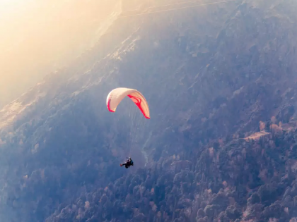 Paraglider crashes in Kullu, Himachal Pradesh, 2 died including the pilot | हिमाचलच्या कुल्लूमध्ये पॅराग्लायडर कोसळला, पायलटसह 2 जणांचा दुर्दैवी मृत्यू