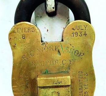 Guarantee 25 years, service over 87 years; What is the key to the success of this lock? | गॅरंटी २५ वर्षांची, सेवा मात्र ८७ वर्षांहून अधिक; 'या' कुलुपाच्या यशाची 'किल्ली' काय आहे?