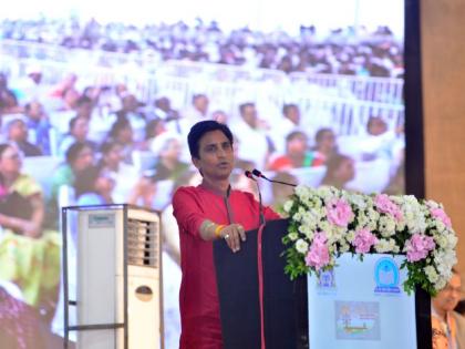 Poet, politician Kumar Vishwas speaks at Akhil Bharatiya Marathi Sahitya Sammelan Wardha | 'जेव्हा-जेव्हा साहित्य राजकारणाच्या मागे मागे फिरले, तेव्हा.. कुमार विश्वास यांनी जिंकले संमेलनाचे उद्घाटनसत्र