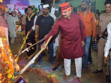 Dharavi's traditional Holi Rangla redevelopment palanquin ceremony; | धारावीच्या पारंपारिक होळीत रंगला पुनर्विकासाच्या पालखीचा सोहळा; पुनर्विकासाच्या समर्थनार्थ अभिनेते दिगंबर नाईक यांचे गाऱ्हाणे