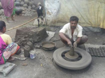 The 'wheels' of the potterman stopped | मातीच्या पणत्या बनविणारी कुभांरांची ‘चाके’ थांबली!