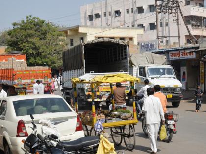 The chaos in Solapur; Junk drivers stop in pocket clay land; The customer came to 'market'; But it has been 'Bazaar' | सोलापुरातील गुदमरलेले चौक; कुंभारवेसचा लेंडकी नाला बनला जीपचालकांचा थांबा; ग्राहक करायला आले ‘बाजार’; परंतु होऊन गेले ‘बेजार’