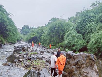 Even on the third day, the search for 'that' boy who was washed away in Poysar river is still going on | तिसऱ्या दिवशीही पोयसर नदीत वाहून गेलेल्या 'त्या' मुलाचा शोध अजून सुरूच