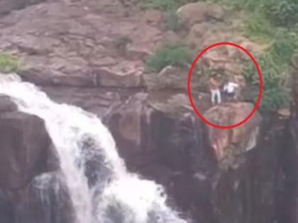 Similarity of rules; Overzealous tourists reach Bhimkund Falls | नियमांची ऐसीतैसी; अतिउत्साही पर्यटक पोहोचले भीमकुंड धबधब्याजवळ