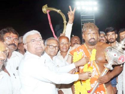 Sumit Malik wins at Kundal's wrestling ground in Sangli | सांगलीतील कुंडलच्या कुस्ती मैदानात सुमित मलिकची बाजी, देव थापाची चटकदार लढत