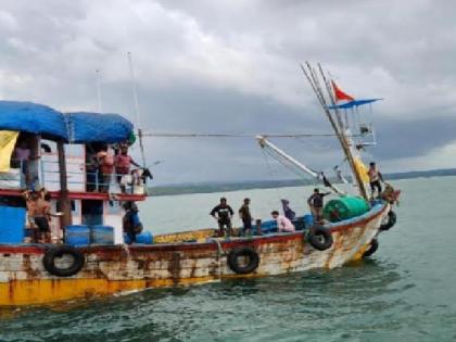 Personnet fishing boat from Ratnagiri harbor started sinking in the sea near Kunkeshwaran, 15 sailors saved their lives | नटबोल्ट गंजल्याने पाणी आत शिरुन नौका समुद्रात बुडू लागली; सुदैवाने रत्नागिरीच्या १५ खलाशांना जीवदान