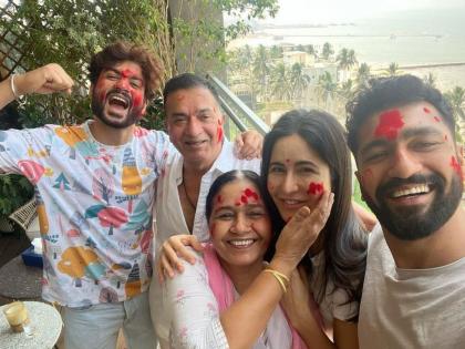 katrina kaif and vicky kaushal share family photo on holi after marriage | कतरिना कैफने लग्नानंतर सासरच्या मंडळींसोबत साजरी केली पहिली रंगपंचमी, फोटोत बघा खास क्षण