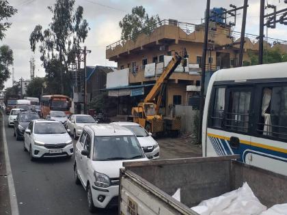 road closed due to work kurla andheri Road | कामामुळे एक मार्ग बंद; कुर्ला-अंधेरी रोड... नको रे बाबा! 