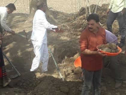 MLA Savarke did the work done on the page | आमदार सावकारे यांनी कुºहे (पानाचे) येथे केले श्रमदानातून नाल्यांचे खोलीकरण