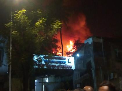 Fire breaks out in Kurla West eight fire engines at the spot | VIDEO: कुर्ल्यातील इमारतीला भीषण आग; अग्निशमन दलाच्या आठ गाड्या घटनास्थळी