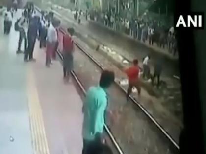 man was saved by rpf personnel and other passengers after he attempted to commit suicide at mumbai kurla railway station | कुर्ला स्थानकात एकाचा आत्महत्येचा प्रयत्न, आरपीएफ जवानांच्या सतर्कतेमुळे वाचला जीव