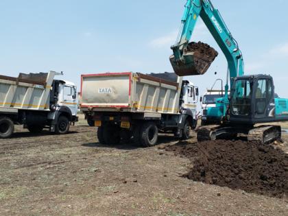 Villagers have volunteered to remove slurry in Kurnaur | कुरनूरमधील गाळ काढण्यासाठी गावकरी स्वयंप्रेरणेने सरसावले 