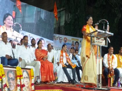 While the meeting of Sushma Andhare was going on in Kolhapur, the Muslim community members kept the loudspeakers off and recited namaaz | कोल्हापुरात सुषमा अंधारेंची जाहीर सभा, अन् मुस्लिम बांधवांनी दाखवला मनाचा मोठेपणा; सर्वत्र चर्चेचा विषय