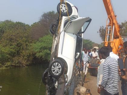 Accident on Walchandnagar-Natepute road; Four wheeler drowned in Nira river | वालचंदनगर-नातेपुते मार्गावर अपघात; नीरा नदीत बुडाली चारचाकी