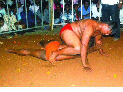  Over the Manechi Patil in Vadnage, on the Mahashivratri ground, smaller than 100 small saucers | वडणगेत मानेची पाटीलवर मात महाशिवरात्रीनिमित्त मैदान : १०० हून अधिक चटकदार कुस्त्या