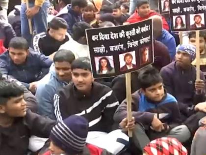 Waited for wrestling, Ata wrestlers descended on Jantar-Mantar against Bajranj, Vinesh and Sakshi | 'यांनी कुस्तीची वाट लावली', आता बजरंग, विनेश आणि साक्षीविरोधात जंतर-मंतरवर उतरले कुस्तीपटू