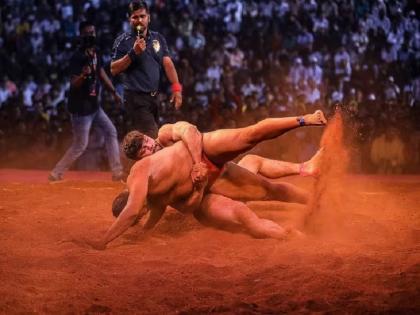 reportaj on kusti A boy who dreams of winning gold from red soil Wrestling in maharashtra | लाल मातीतून सोनं जिंकण्याचं स्वप्न पाहणारी पोरं!