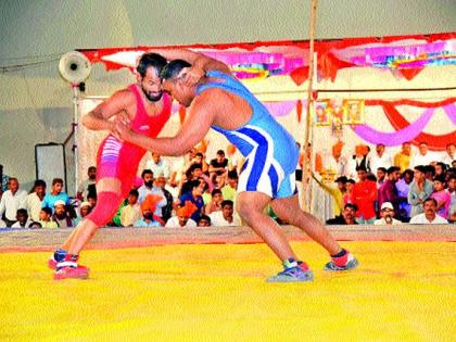 Winner of Dhule in the Shiv Chhatrapati Kushti Championship | शिवछत्रपती कुस्ती स्पर्धेत धुळ्याचा अंपळकर ठरला विजेता