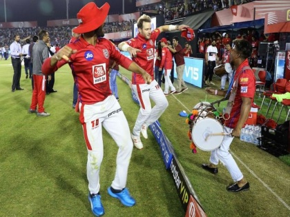 IPL 2019: Preity Zinta and Sam Curran dance after hat trick | IPL 2019 : हॅट्ट्रिकनंतर प्रीती झिंटा आणि कुरन यांनी केला भांगडा, व्हिडीओ झाला वायरल