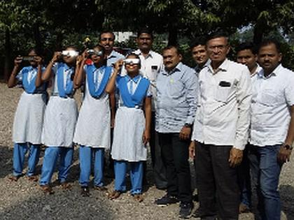 Demonstration of observing the arched solar eclipse | कंकणाकृती सुर्यग्रहण पाहण्याचे प्रात्यक्षिक