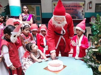 Cutting the cake in the district | जिल्ह्यात केक कापून प्रभू येशूंच्या जन्माचे स्वागत