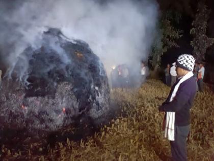 unknown person set fire to the paddy pile; Two acres of paddy burnt out | अज्ञाताने लावली धानाच्या पुंजण्याला आग; दोन एकरांतील धान जळून खाक