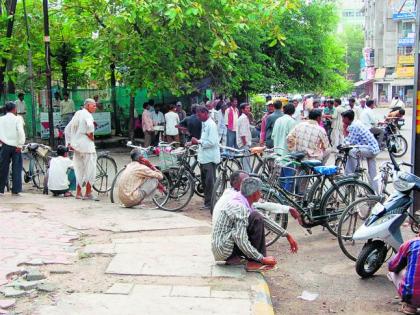 What about those who have stomachs on hand? : The starvation of the daily wages workers | हातावर पोट असणाऱ्यांचे काय? : रोजंदारी कामगारांची उपासमार