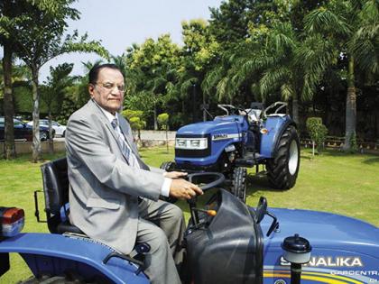 lakshman das mittal sonalika tractor chairman inspirational success story now owns net worth 20000 crore company | Lakshman Das Mittal Success Story: आयुष्यभर पै-पै जमवली! उतारवयात सुरु केला व्यवसाय; ९२व्या वर्षी बनले २० हजार कोटींचे मालक