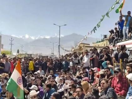 Four killed, 70 injured in Ladakh violence, curfew imposed, internet banned; BJP accuses Congress of conspiring | लडाख हिंसाचारात चार जणांचा मृत्यू, ७० जण जखमी, कर्फ्यू लागू, इंटरनेटवर बंदी; भाजपचा काँग्रेसवर कट रचल्याचा आरोप