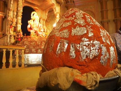 Offering 225 kg of Bundi Modak to the rich Dagdusheth Ganapati | श्रीमंत दगडूशेठ गणपतीला २२५ किलोचा बुंदीचा मोदक अर्पण