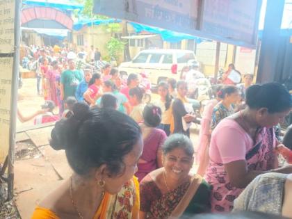 Thane: Thanekar's beloved sisters are waiting in the bridge queue for application! | Thane: ठाणेकर लाडक्या बहिणीं अर्जासाठी सेतूच्या रांगेत ताटकळत!