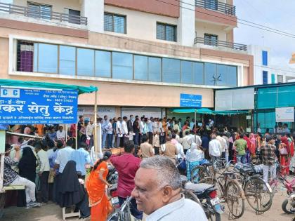 in akola huge crowd to fill application for ladki bahini yojana police deployment | अकोटात लाडकी बहीण योजनेचा अर्ज भरण्यासाठी तुफान; पोलीस बंदोबस्त तैनात