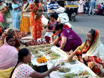 Makar Sankranti rushes in markets women gravitate towards delicate Halwa jewellery | बाजारपेठांमध्ये मकर संक्रांतीची लगबग, महिलांना ओढ हलव्याच्या नाजूक दागिन्यांची