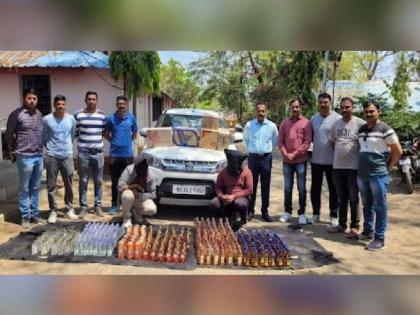 2 arrested for transporting liquor in an expensive car; Liquor worth 9.36 lakh seized along with the vehicle | महागड्या कारमधून दारु वाहतूक करणारे दोघे गजाआड; वाहनासह ९.३६ लाखांचा दारुसाठा जप्त