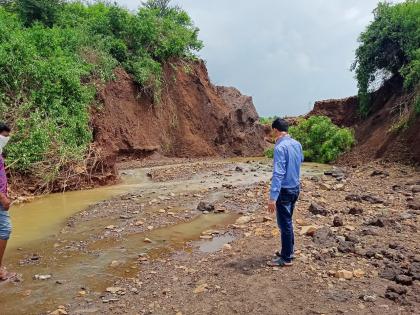 The village lake burst; Damage to hundreds of acres of farmland | गावतलाव फुटला; शेकडो एकर शेतीचे नुकसान