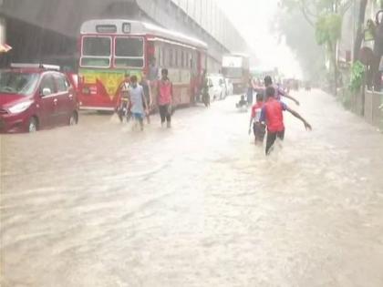 Mumbai Rain Live update local trains are running smoothly Monsoon 2018 | LIVE: मुंबईत दमदार पाऊस; मध्य रेल्वे विस्कळीत, रस्ते वाहतूकही मंदावली