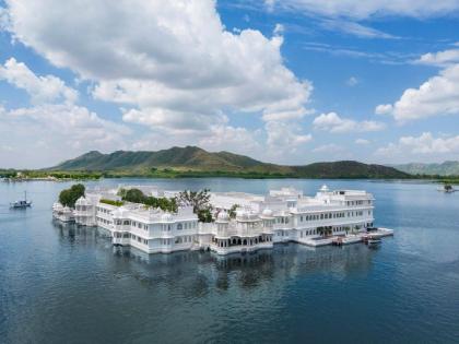 Rajasthan! You will be amazed to hear the fare of 'this' hotel in Udaipur, you will buy a four wheeler for this much money | अबब! उदयपूरच्या 'या' हॉटेलचे भाडे ऐकून थक्क व्हाल, एवढ्या पैशात चारचाकी खरेदी कराल...