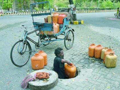 The water in the gutter is his means of earning money, he sells it to the nursery and drives the cart of the family | गटारातील पाणी लखनच्या कमाईचे साधन; नर्सरीला विकून चालवतोय संसाराचा गाडा