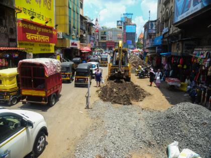 Pune Municipal Corporation is in a hurry to repair the roads | पुणे महापालिकेला रस्ते दुरुस्तीची अतिघाई, नियमावली धाब्यावर ठेवून काम सुरू