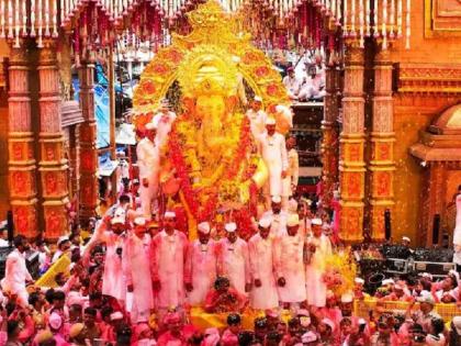 Thieves loot 100 mobile phones and gold chains during Lalbaugcha Raja Visarjan procession; Four accused arrested | लालबागचा राजा विसर्जन मिरवणुकीत चोरांनी १०० मोबाईल अन् सोन्याच्या चेन केल्या लंपास; चार आरोपींना अटक Thieves loot 100 mobile phones and gold chains during Lalbaugcha Raja Visarjan procession; Four accused arrested | लालबागचा राजा विसर्जन मिरवणुकीत चोरांनी १०० मोबाईल अन् सोन्याच्या चेन केल्या लंपास; चार आरोपींना अटक