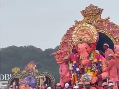 After a 22-hour procession, the Lalbaugcha Raja arrives at Girgaum Chowpatty for immersion | २२ तास चाललेल्या मिरवणुकीनंतर लालबागचा राजा विसर्जनासाठी गिरगाव चौपाटीवर दाखल