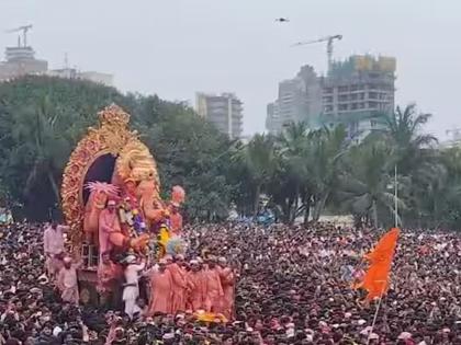 The immersion of the Lalbaugcha Raja was delayed, there was a problem while placing the idol on the raft. | लालबागच्या राजाचं विसर्जन खोळंबलं, मूर्ती तराफ्यावर चढवताना आलं असं विघ्न, गिरगाव चौपाटीवर काय घडतंय? The immersion of the Lalbaugcha Raja was delayed, there was a problem while placing the idol on the raft. | लालबागच्या राजाचं विसर्जन खोळंबलं, मूर्ती तराफ्यावर चढवताना आलं असं विघ्न, गिरगाव चौपाटीवर काय घडतंय?