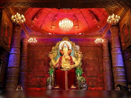 Lalbaugcha Raja First Look as Mukhadarshan celebration ceremony mumbai devotees in full flow | Lalbaugcha Raja First Look: 'लालबागचा राजा'चा मुखदर्शन सोहळा जल्लोषात; भाविकांची तुफान गर्दी