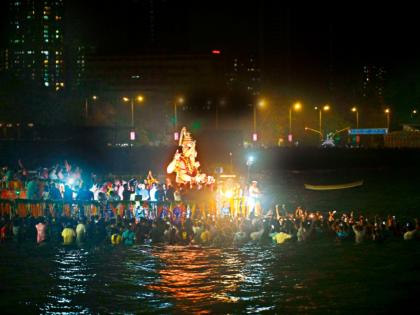 Lalbaugcha Raja lingers in the tide, immersed after 36 hours; Devotees risk their lives to bid farewell to the king | भरती-ओहोटीत रेंगाळला लालबागचा राजा, ३६ तासांनी विसर्जन; राजाला निरोप देण्यासाठी भाविकांचे प्राण कंठाशी Lalbaugcha Raja lingers in the tide, immersed after 36 hours; Devotees risk their lives to bid farewell to the king | भरती-ओहोटीत रेंगाळला लालबागचा राजा, ३६ तासांनी विसर्जन; राजाला निरोप देण्यासाठी भाविकांचे प्राण कंठाशी