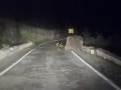 there is a big boulder on the road In Ambolit Ghat, Fear of falling before monsoon | आंबोलीत घाटात दरडीचा भला मोठा दगड रस्त्यावर, पावसाळ्यापूर्वीच पडझडीच्या घटनेने भीती