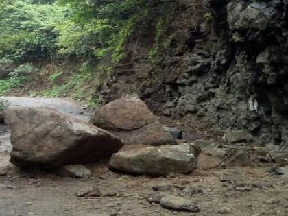 Mountain ravines collapse on Vazoli-Dakewadi road in Satara | Satara: वाझोली-डाकेवाडी रस्त्यावर डोंगराच्या दरडी कोसळल्या, ग्रामस्थांमध्ये भीतीचे वातावरण 