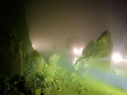 Landslide occurred in Karul Ghat on Kolhapur Vaibhavwadi road | कोल्हापूर-वैभववाडी मार्गावरील करूळ घाटात दरड कोसळली Landslide occurred in Karul Ghat on Kolhapur Vaibhavwadi road | कोल्हापूर-वैभववाडी मार्गावरील करूळ घाटात दरड कोसळली