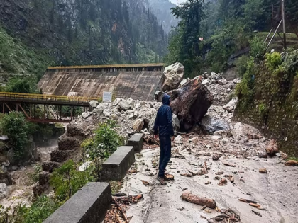 Rainfall Alert: Landslide; Thousands of tourists stranded in Himachal-Uttarakhand, over 300 roads closed | भूस्खलन; हिमाचल-उत्तराखंडमध्ये हजारो पर्यटक अडकले, 300 हून अधिक रस्ते बंद