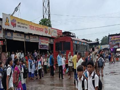 Due to the strike of ST employees 3000 rounds closed in Ratnagiri division, 70 percent traffic stopped | ST Strike: रत्नागिरी विभागातील ३००० फेऱ्या बंद, ७० टक्के वाहतूक ठप्प