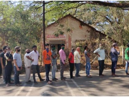 Coronavirus: Crowds of foreigners outside the hospital for testing; The fuss of social distance | Coronavirus: दाखल्यासाठी रुग्णालयाबाहेर परप्रांतीयांची गर्दी; सोशल डिस्टन्सिंगचा फज्जा